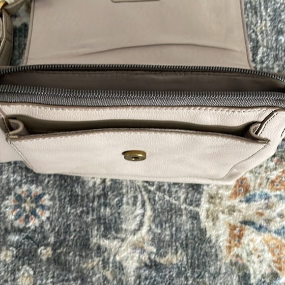 Fossil leather crossbody purse. Taupe in good used condition. - Picture 6 of 11